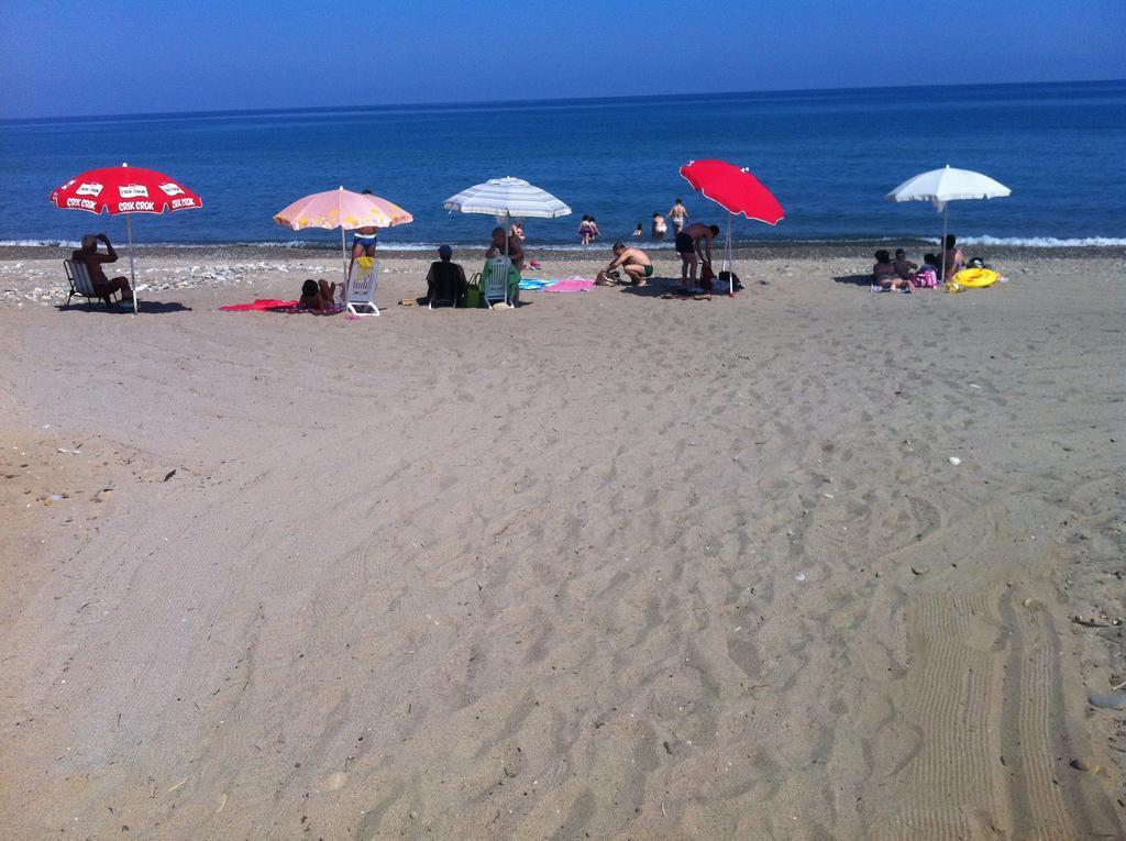 Paradise Beach Camera Mansardata Vicino Cefalu Piscina Aperta カンポフェリーチェ・ディ・ロッチェッラ エクステリア 写真