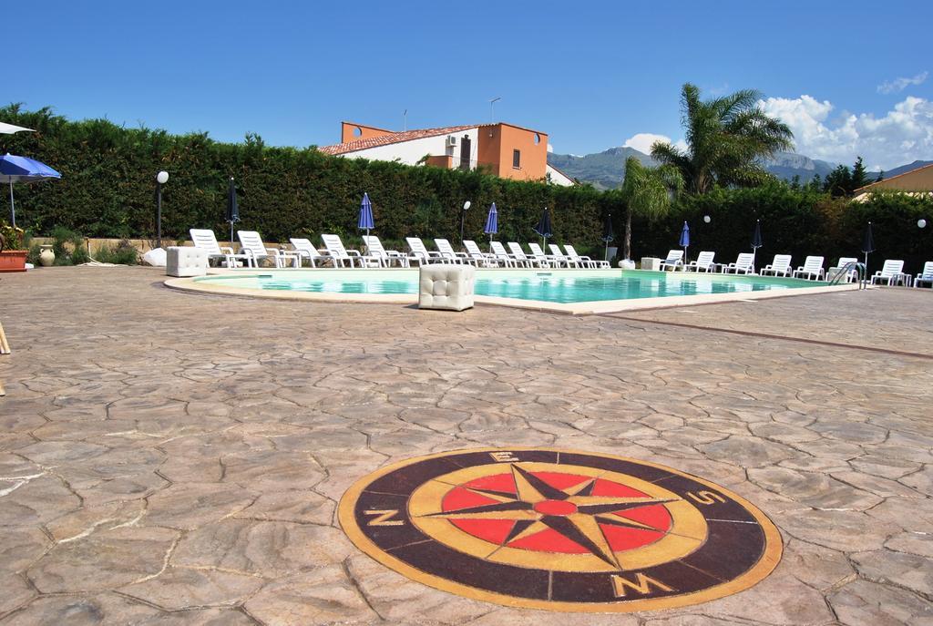 Paradise Beach Camera Mansardata Vicino Cefalu Piscina Aperta カンポフェリーチェ・ディ・ロッチェッラ 部屋 写真
